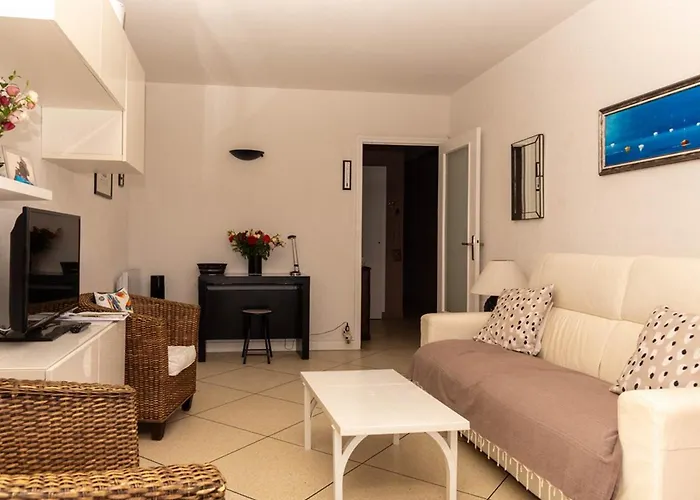 Апартаменты Beau T2 Pour 4 Pers. Au Lavandou, Face Mer, Avec Parking - Fr-1-803-75